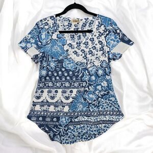 One World T-Shirt Women's Size Small Blue White Floral‎ Bedazzled Short Sleeve